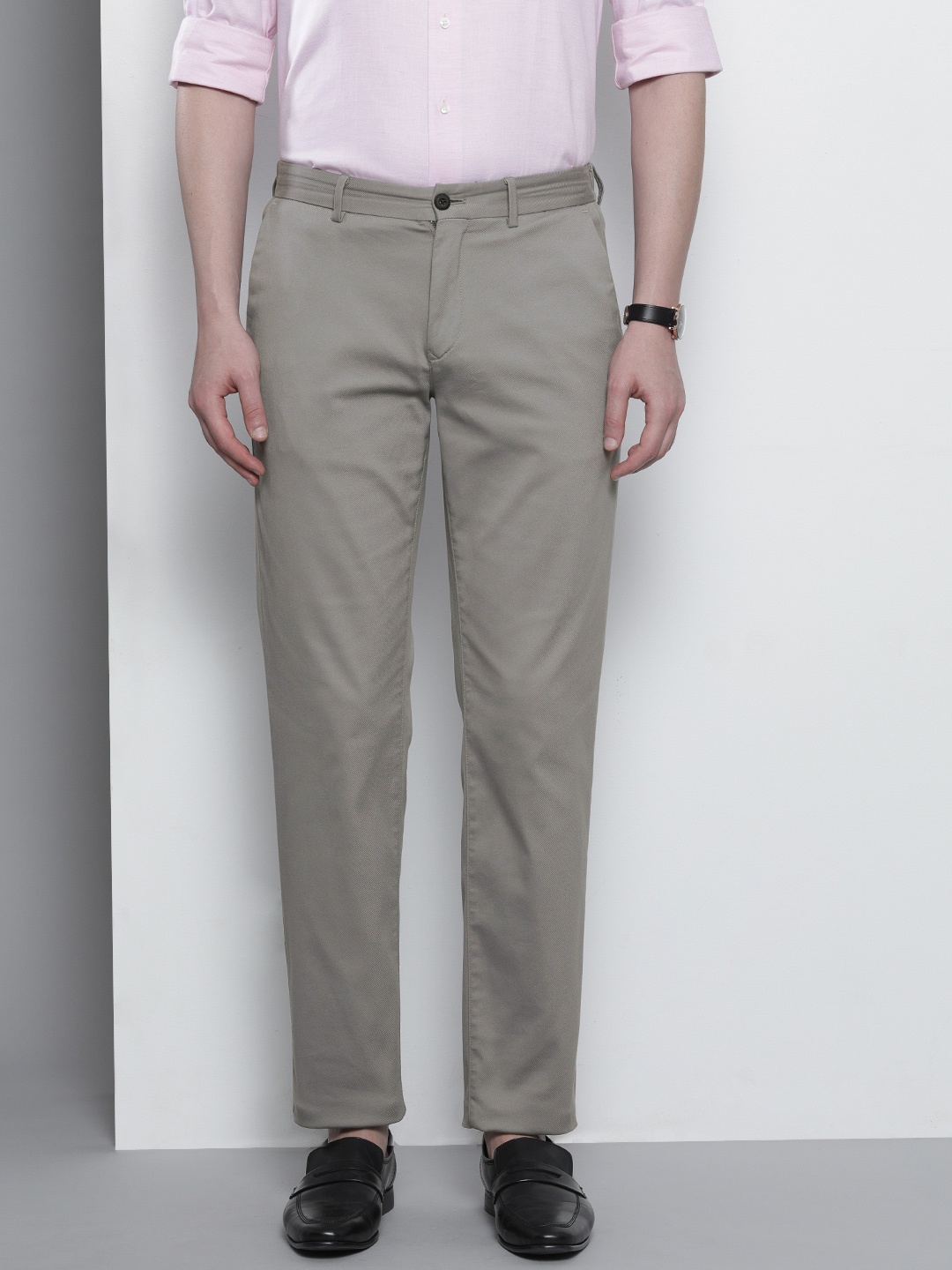 

Tommy Hilfiger Men Grey Tapered Fit Solid Regular Trousers