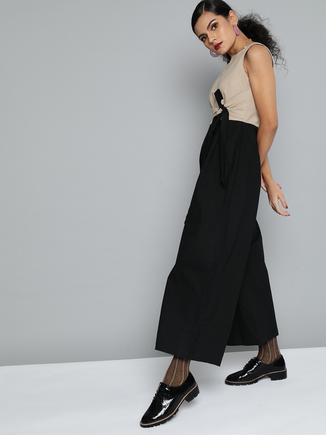

SASSAFRAS Beige and Black Colourblocked Basic Jumpsuit