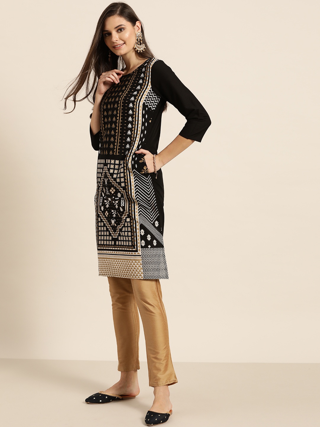 

Sangria Women Black & Golden Pure Cotton Solid Straight Kurta