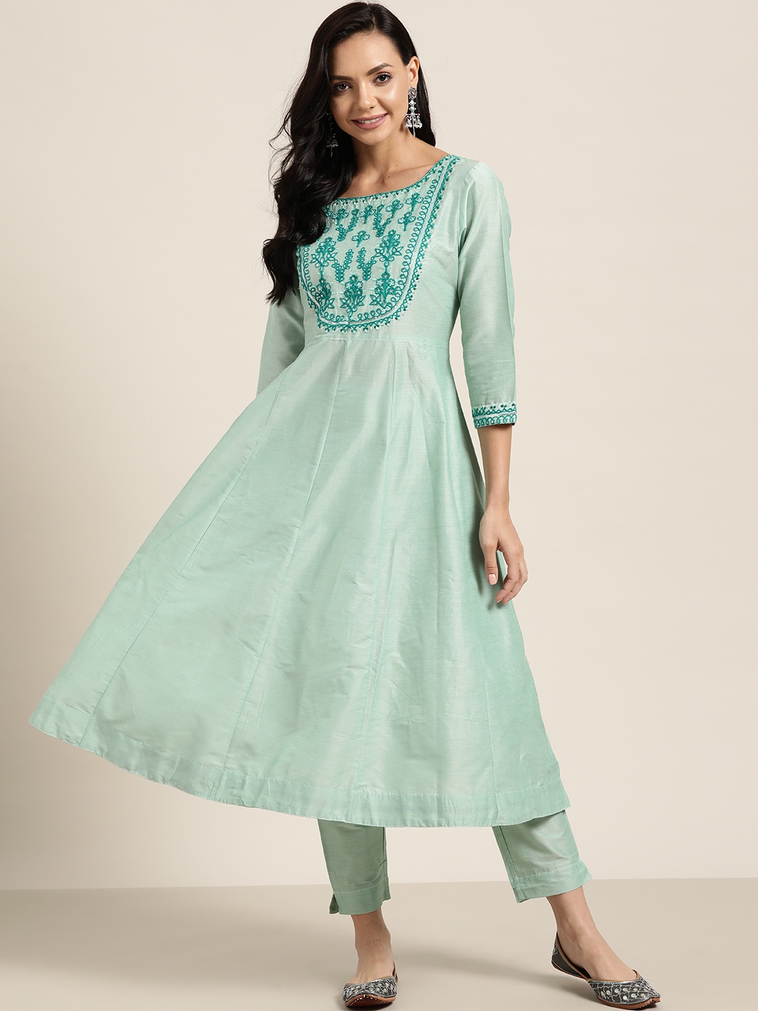 

Sangria Women Green Ethnic Motifs Embroidered Sequinned Kurta with Trousers