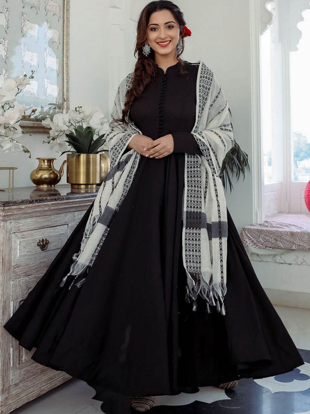 

Lavanya The Label Women Black & White Solid Kurta with Trousers & Dupatta