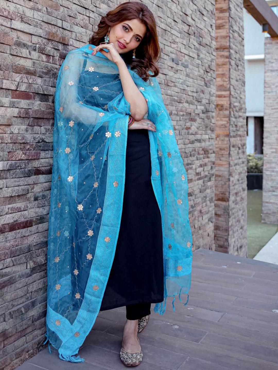 

Lavanya The Label Women Black & Blue Solid Kurta with Trousers & Dupatta