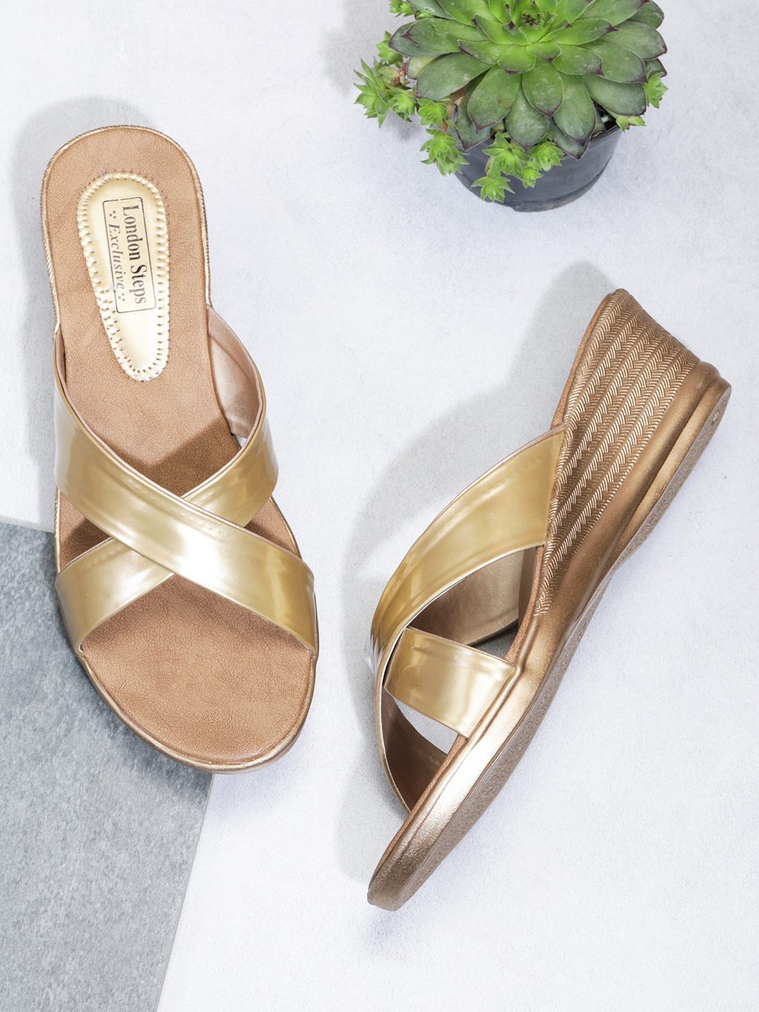 

LONDON STEPS Women Gold-Toned Textured Mules
