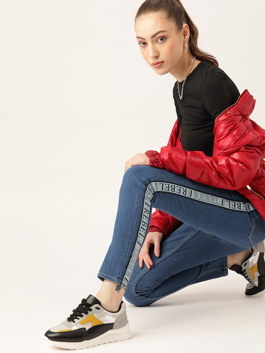 

DressBerry Women Blue Solid Knitted Denim Jegging With Side Stripes