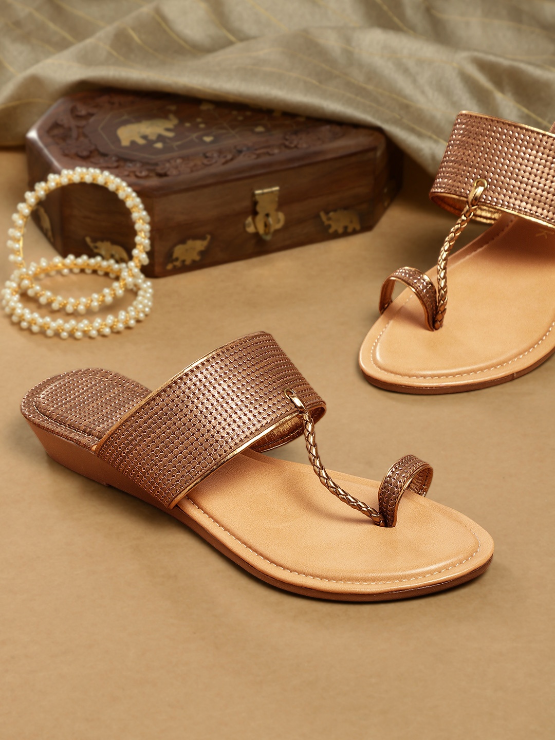 

Anouk Women Brown & Bronze-Toned Textured One Toe Flats