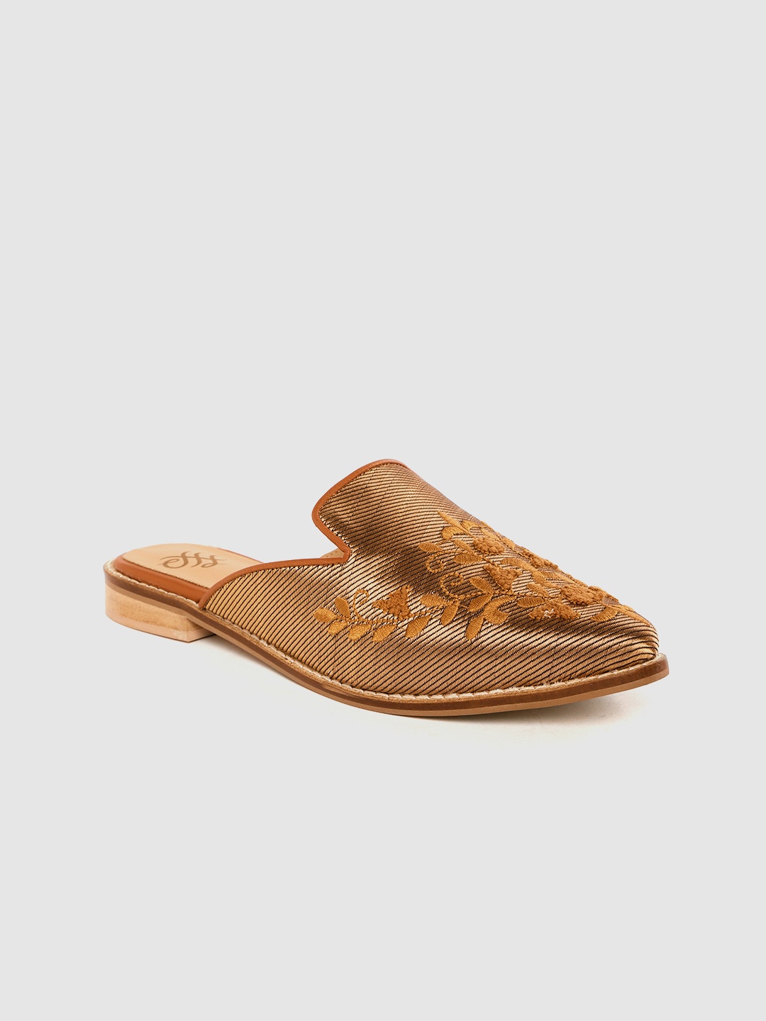 

House of Pataudi Women Gold-Toned & Beige Embroidered Handcrafted Mules