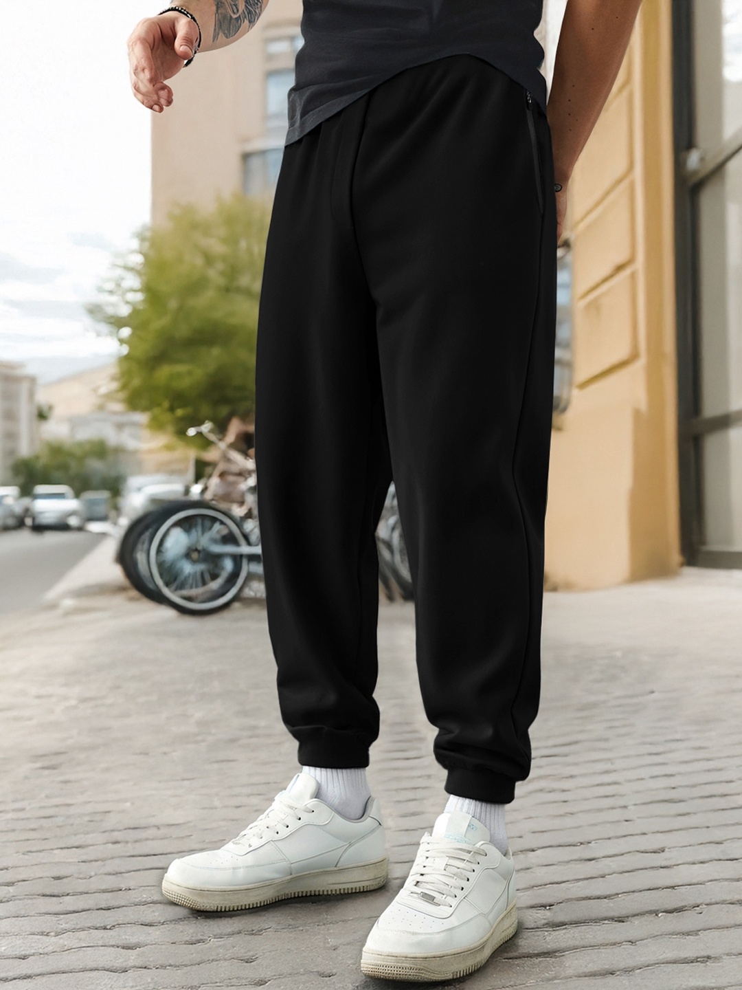 

Bewakoof Men Zipper Joggers, Black