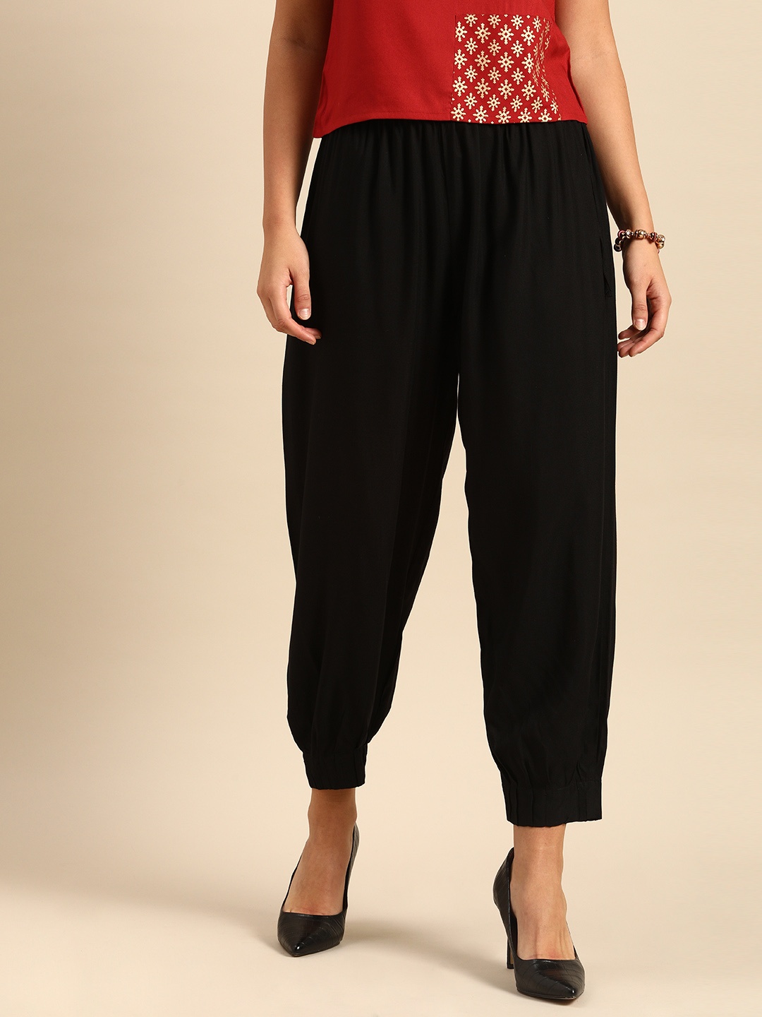 

Varanga Women Black Loose Solid Anti Fit Cropped Trousers