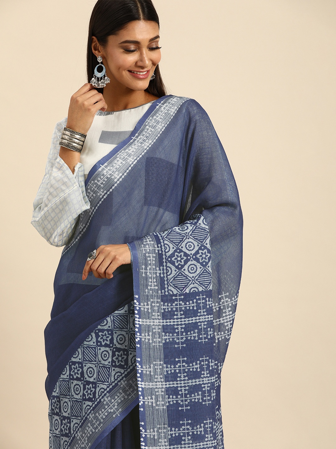 

SHAVYA Navy Blue & White Pure Linen Solid Saree