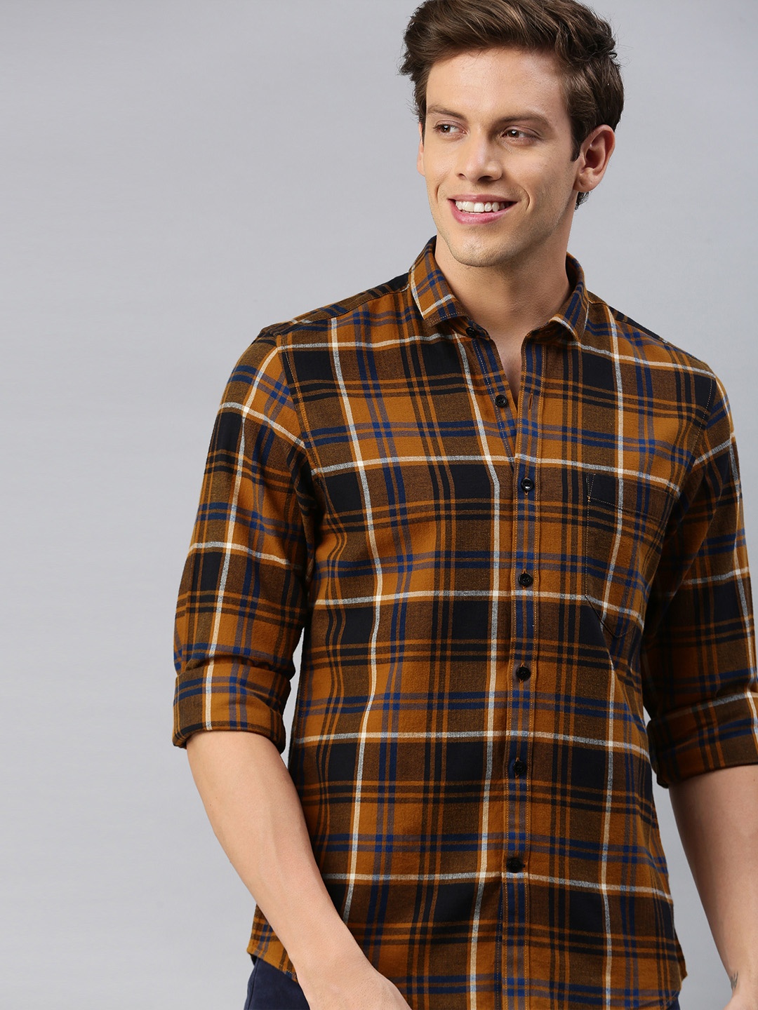 

Mast & Harbour Men Brown & Navy Blue Regular Fit Checked Casual Shirt