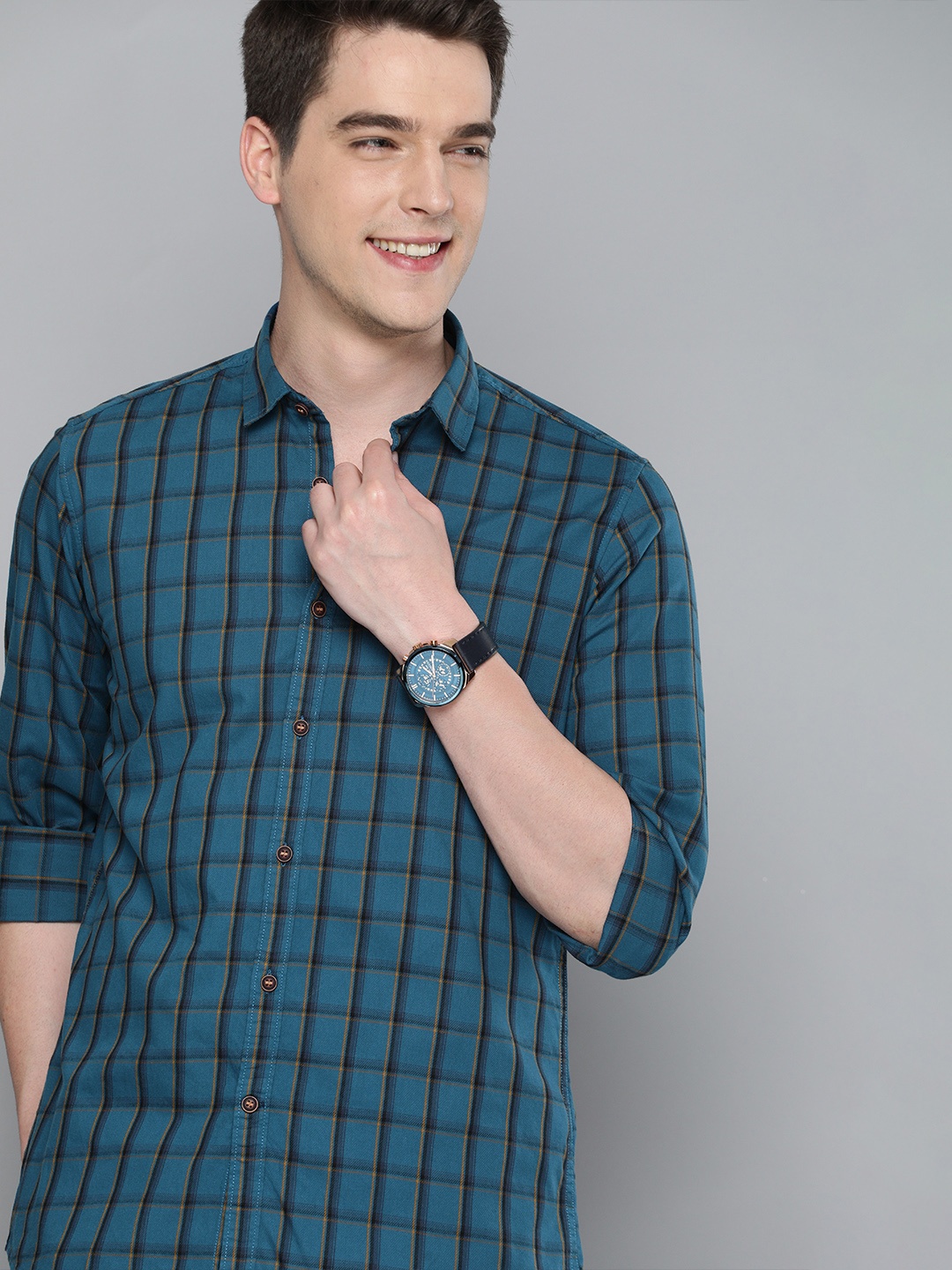 

Mast & Harbour Men Blue & Black Regular Fit Checked Casual Shirt