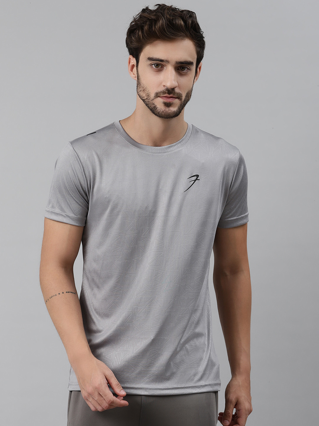 

FUAARK Men Grey Slim Fit Geometric Print Round Neck Training T-shirt