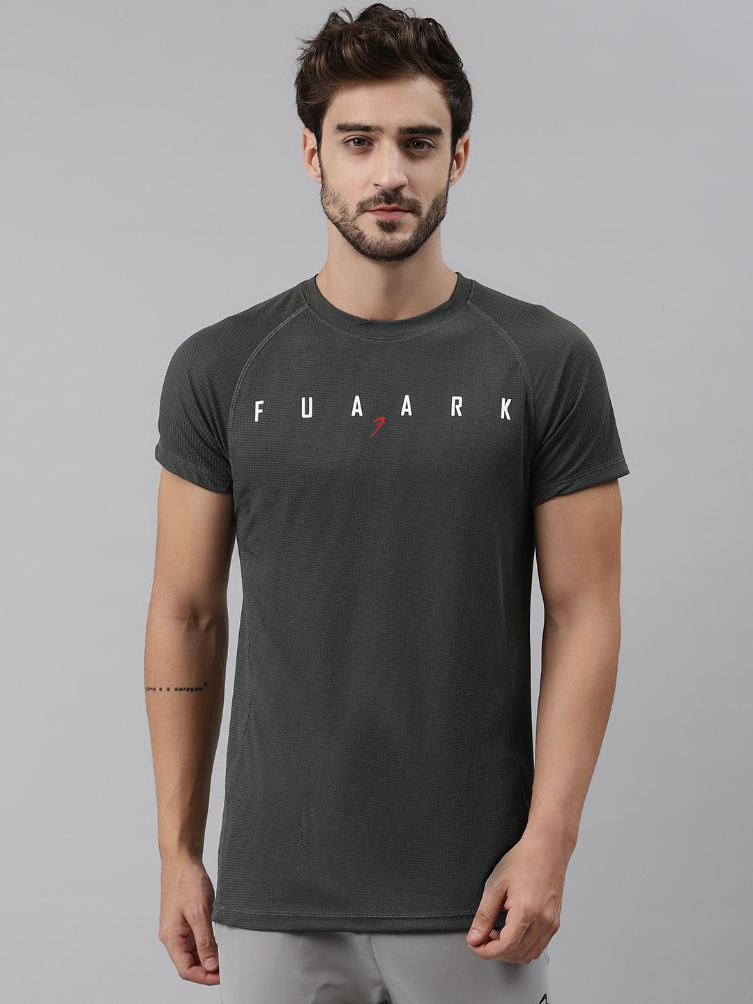 

FUAARK Men Charcoal Grey Slim Fit Self-Checked Training T-shirt with Brand Logo Detail