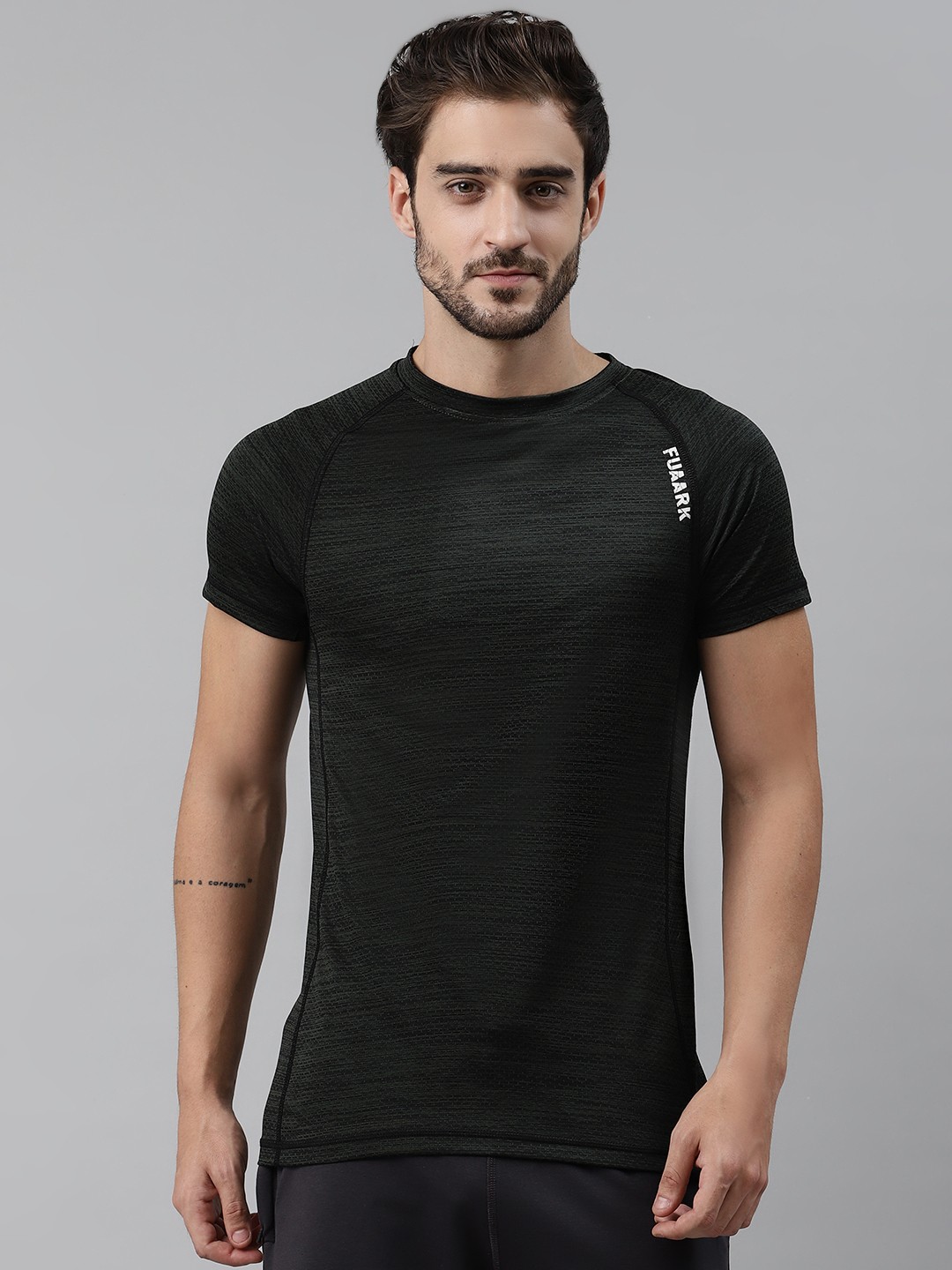 

FUAARK Men Olive Green & Black Slim Fit Self Design Round Neck Training T-shirt