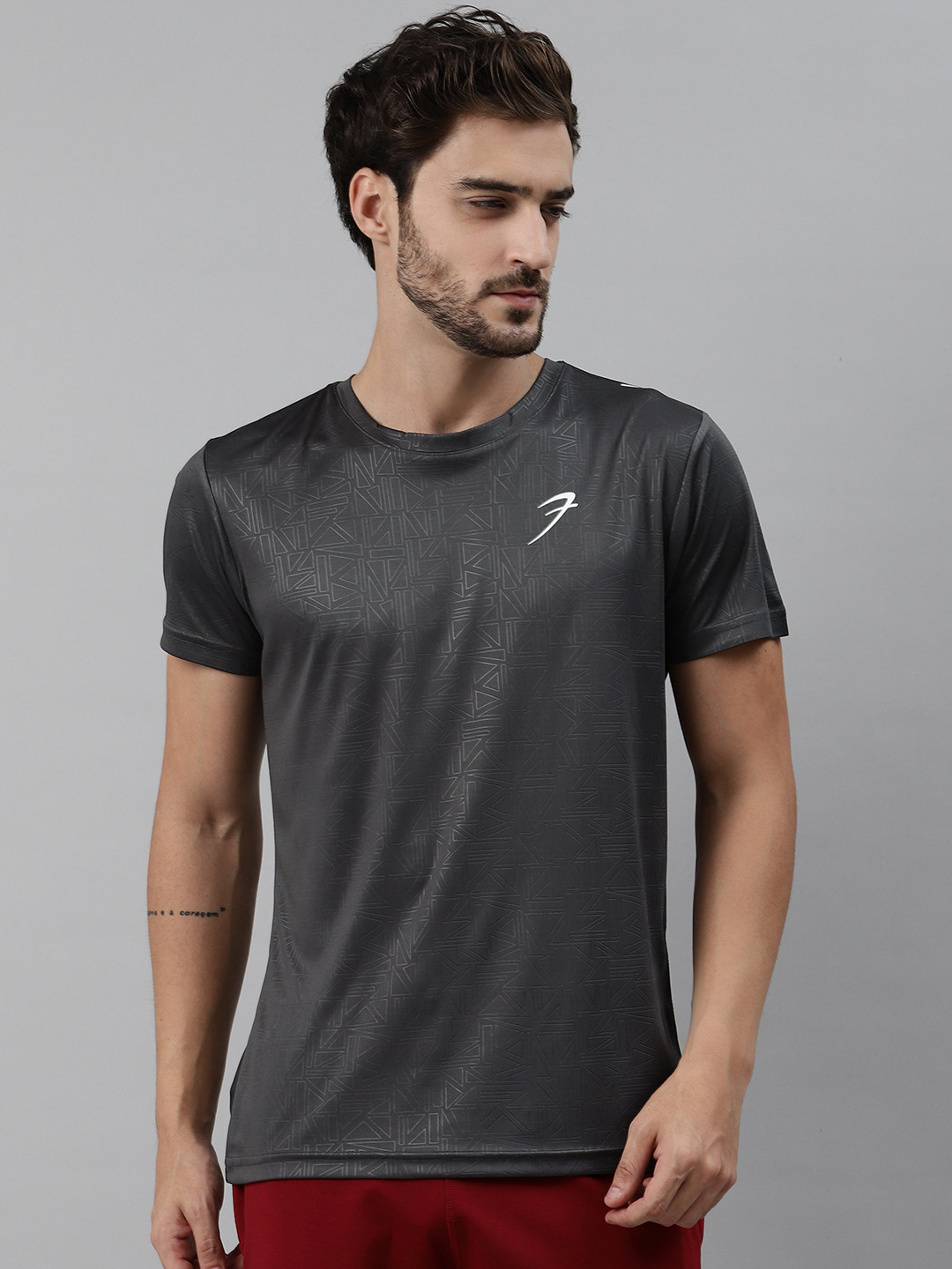 

FUAARK Men Charcoal Grey Slim Fit Geometric Print Round Neck Training T-shirt