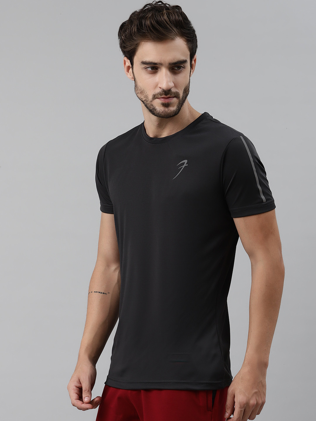 

FUAARK Men Charcoal Grey Slim Fit Solid Round Neck Training T-shirt