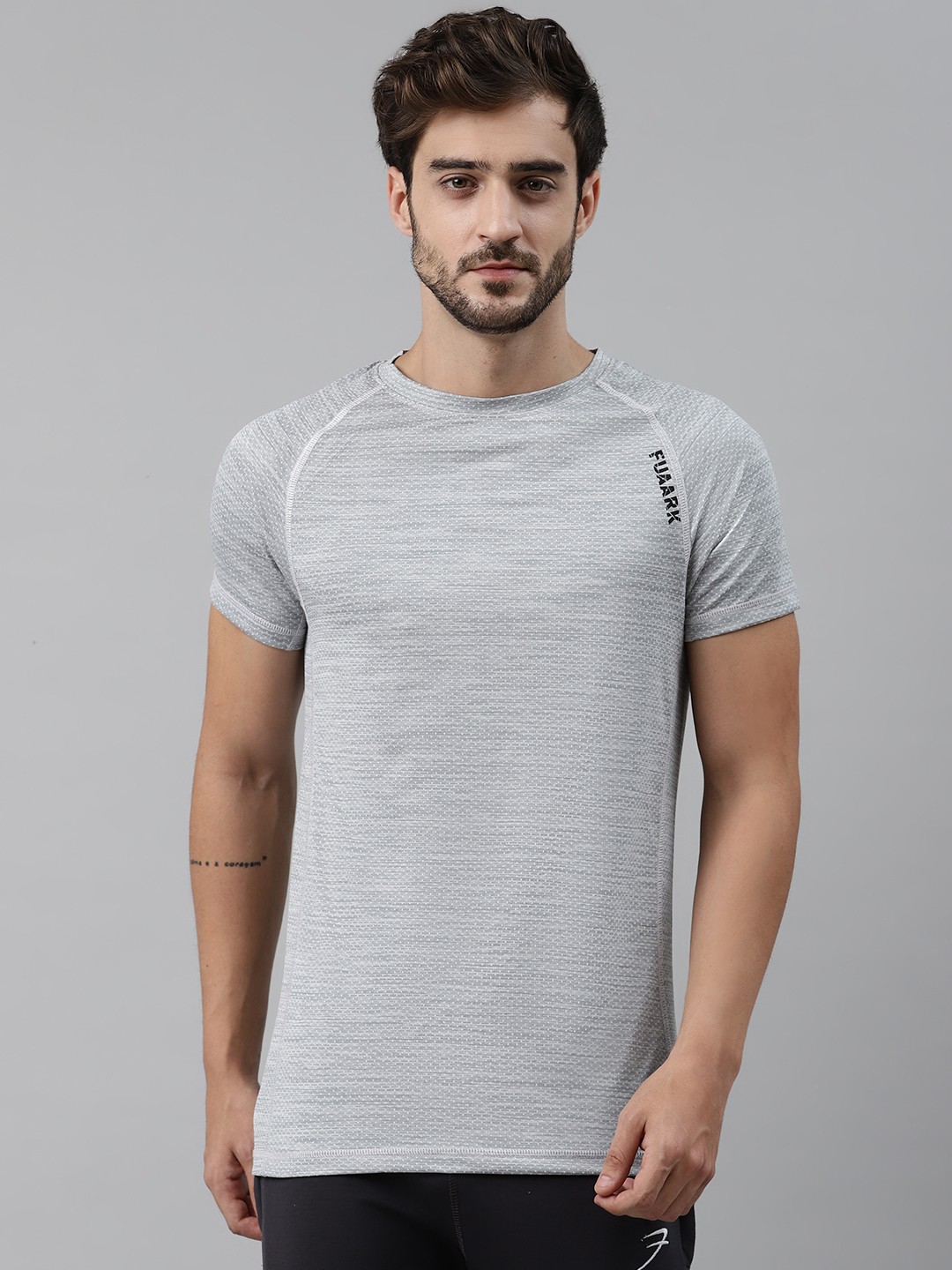 

FUAARK Men Grey Melange Slim Fit Self Design Round Neck Training T-shirt