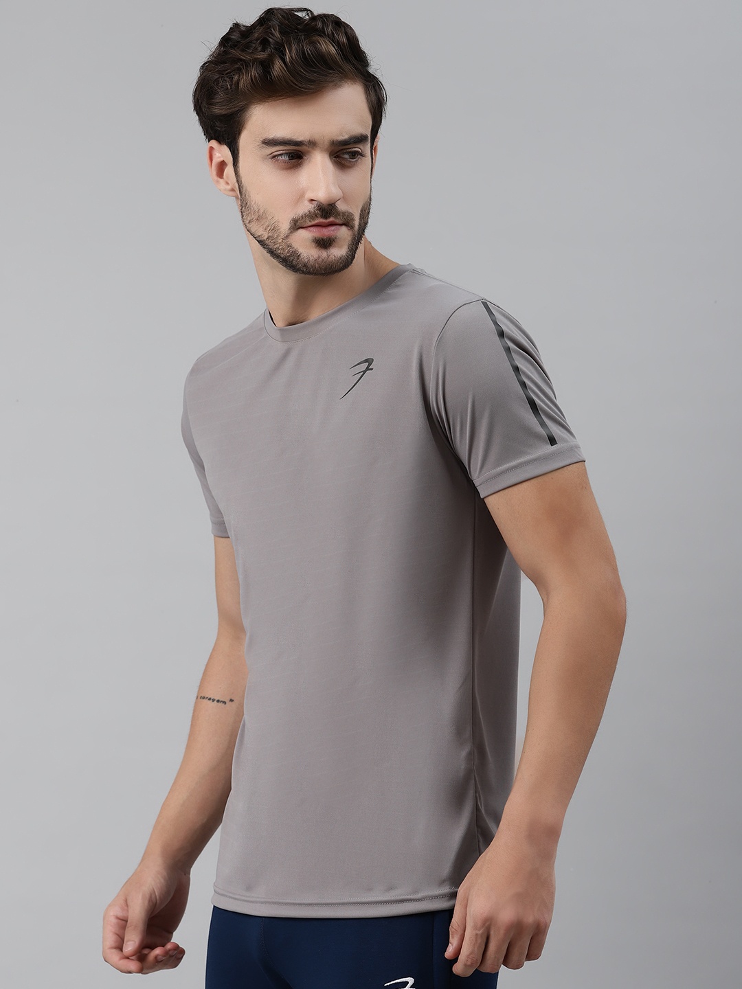 

FUAARK Men Grey Slim Fit Solid Round Neck Training T-shirt
