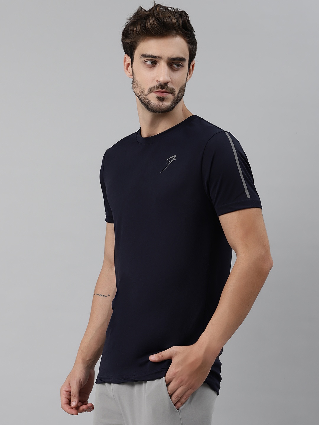 

FUAARK Men Navy Blue Solid Slim Fit Round Neck T-shirt