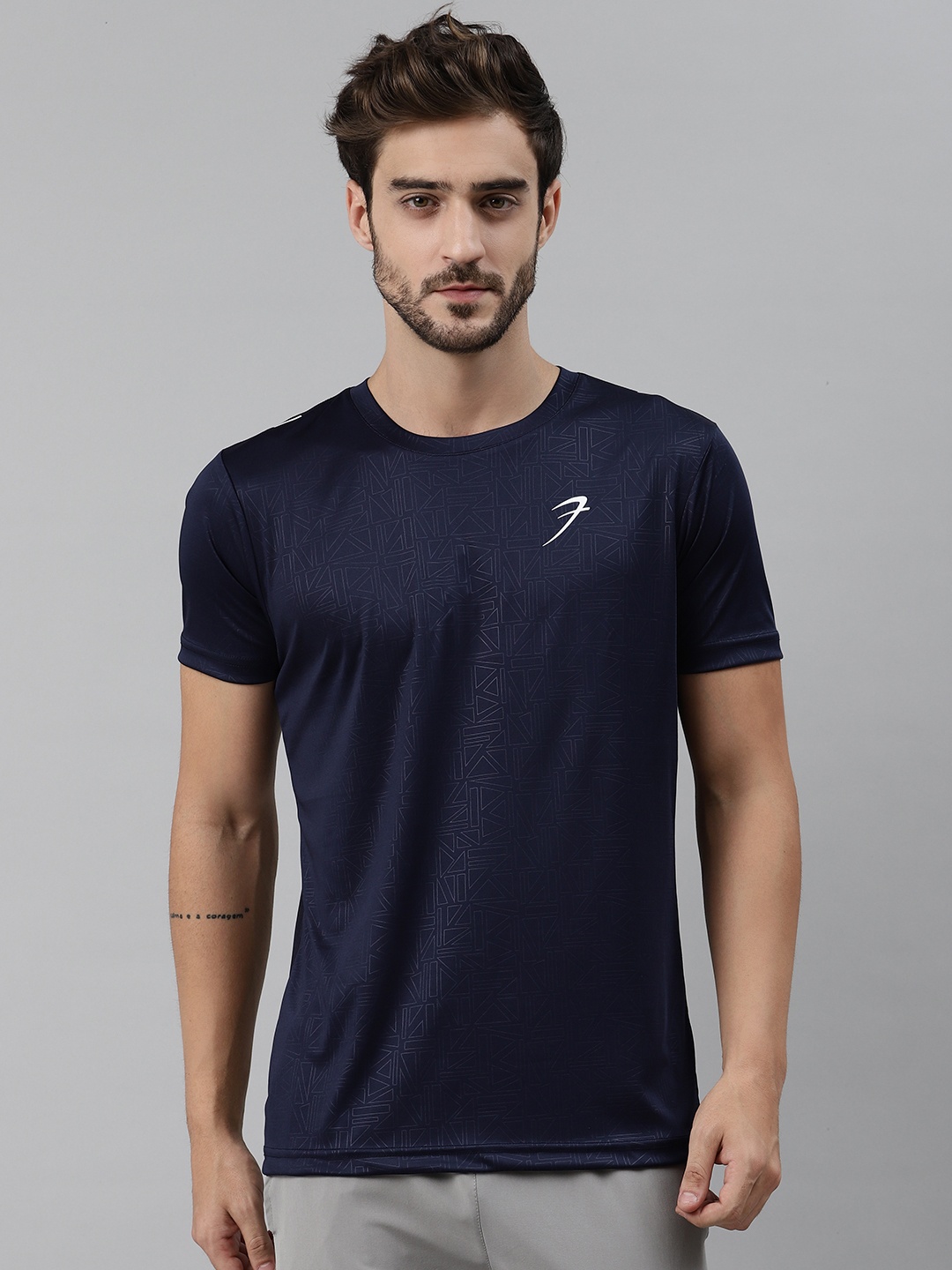 

FUAARK Men Navy Blue Geometric Print Round Neck T-shirt