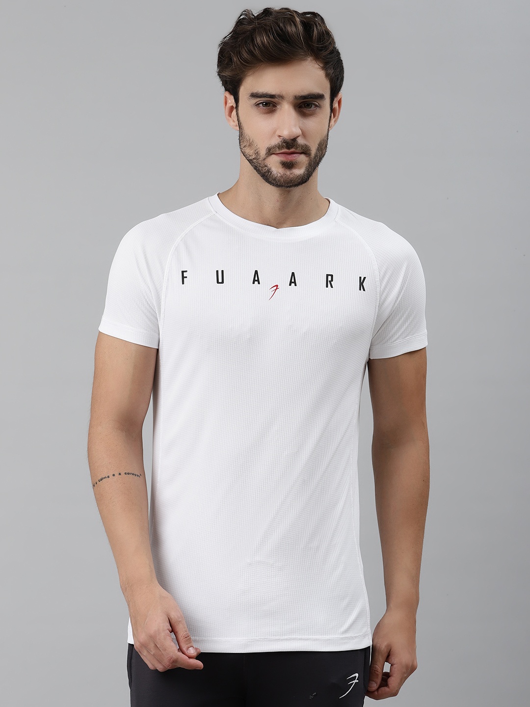 

FUAARK Men White & Black Brand Logo Print Slim Fit Round Neck T-shirt