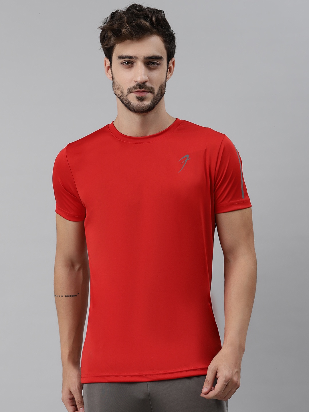 

FUAARK Men Red Solid Slim FitRound Neck T-shirt