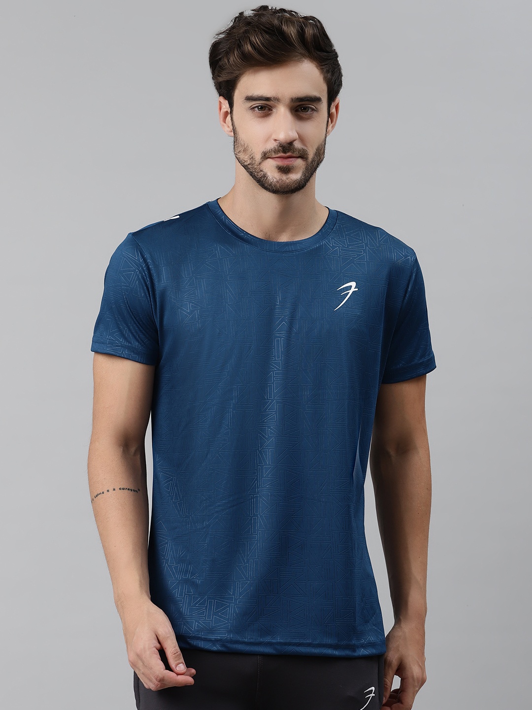 

FUAARK Men Teal Blue Geometric Print Round Neck T-shirt