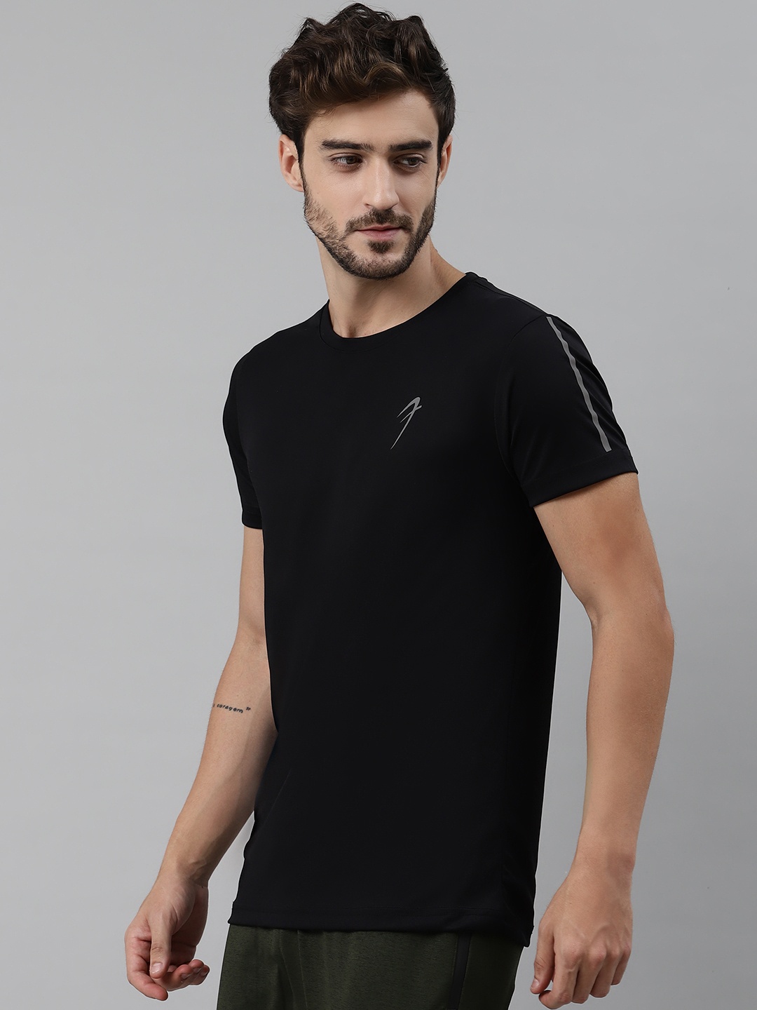 

FUAARK Men Black Solid Slim Fit Round Neck T-shirt