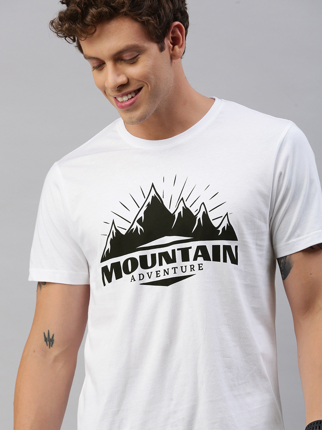 

HERENOW Men White Printed Round Neck Pure Cotton T-shirt