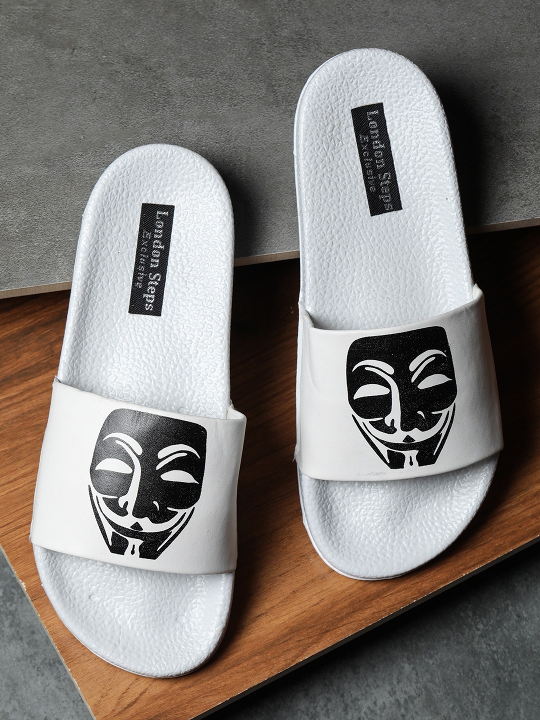 

LONDON STEPS Men White & Black Printed Sliders