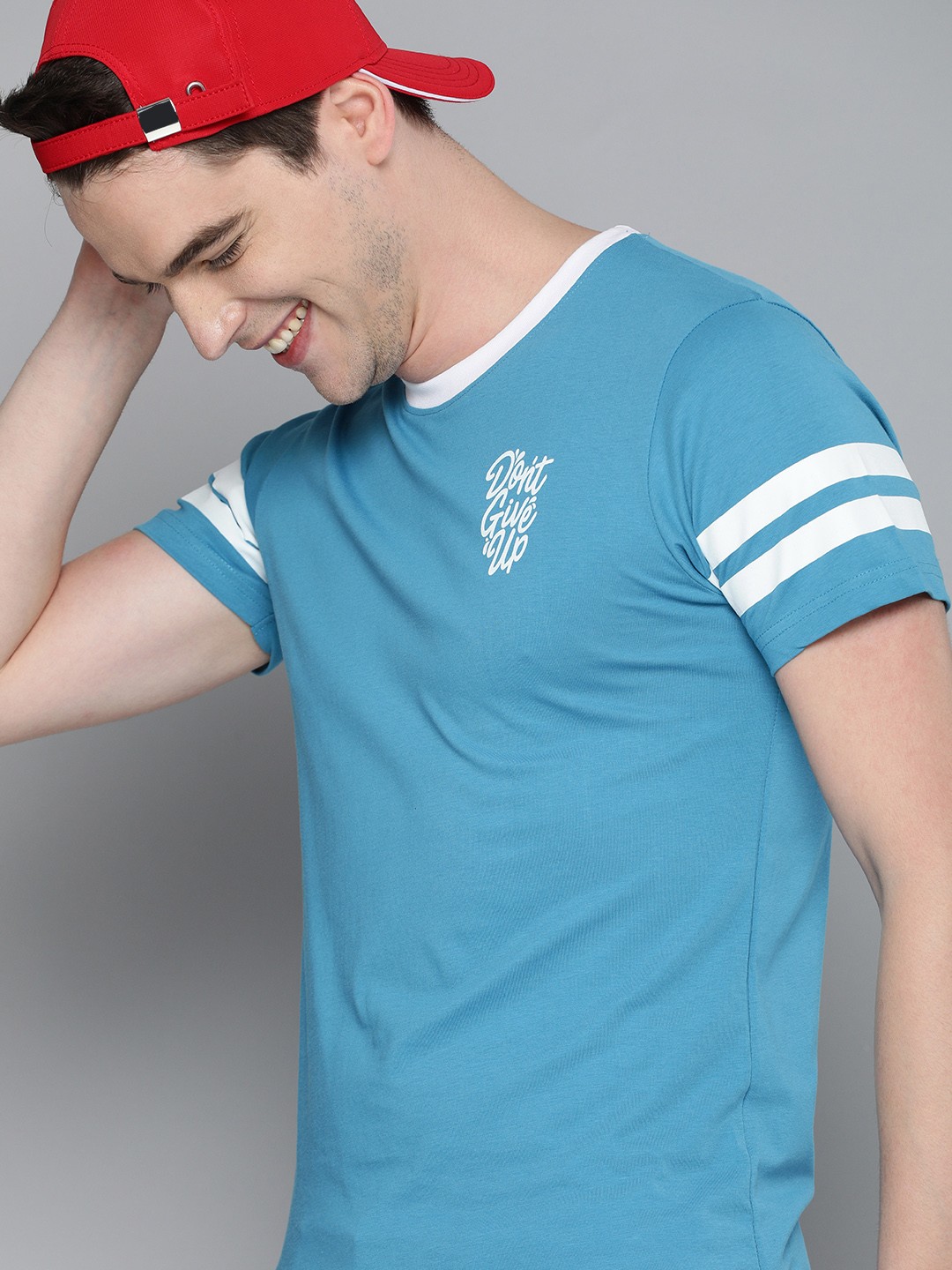 

HERENOW Men Blue White Printed Round Neck Pure Cotton T-shirt