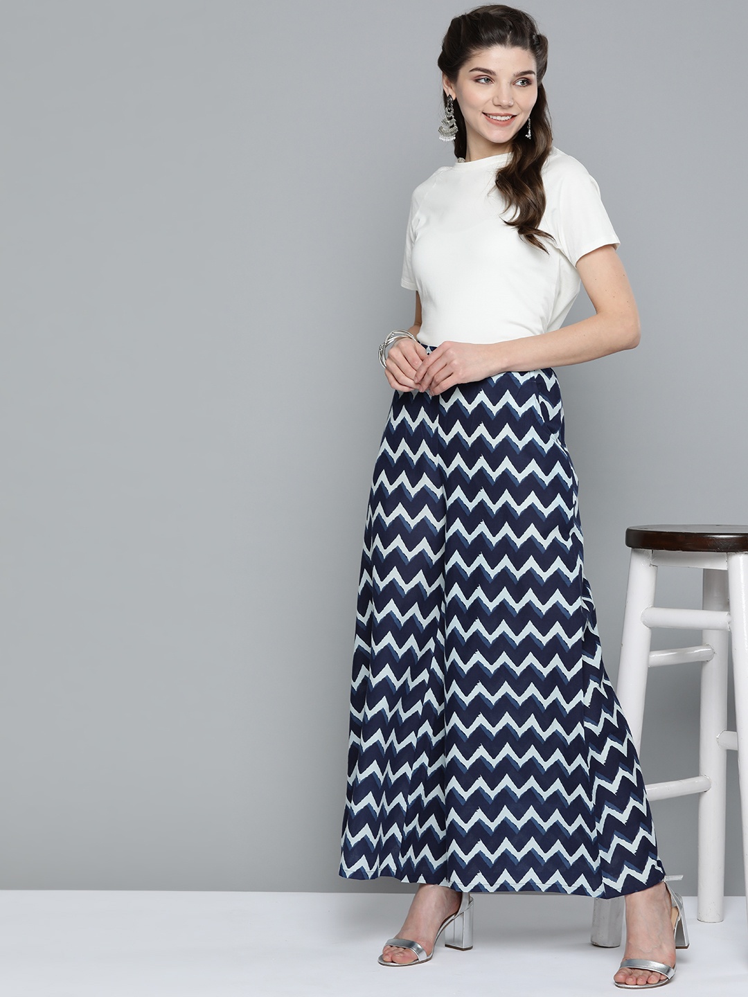 

HERE&NOW Women Navy Blue & White Pure Cotton Chevron Print Wide Leg Palazzos