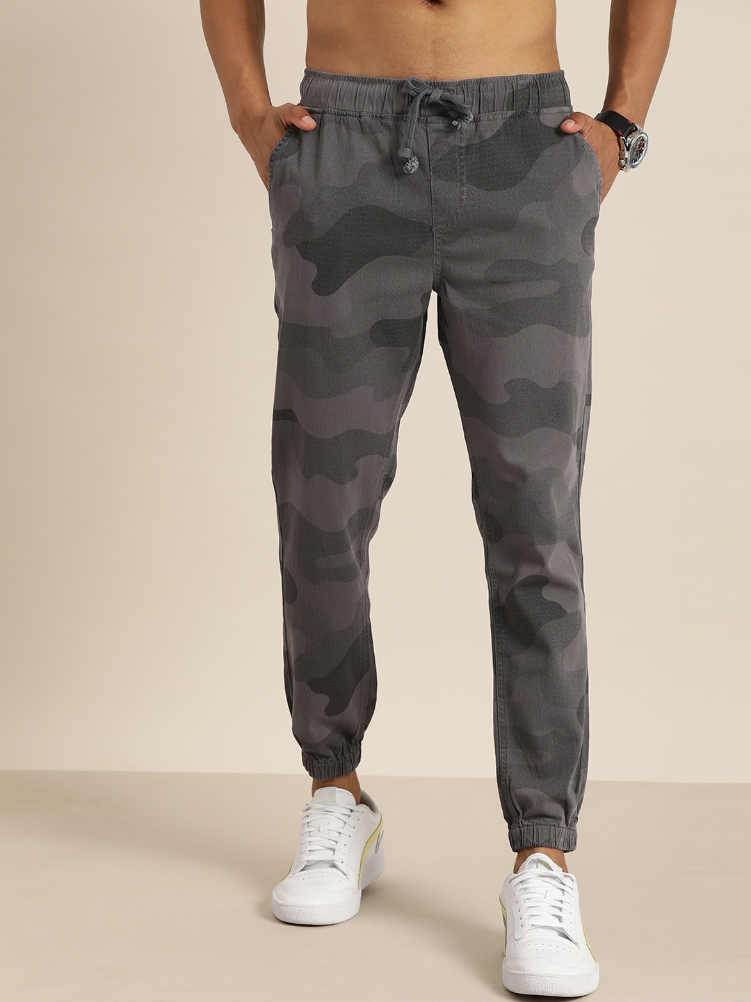 

Moda Rapido Men Grey Camouflage Printed Joggers Trousers