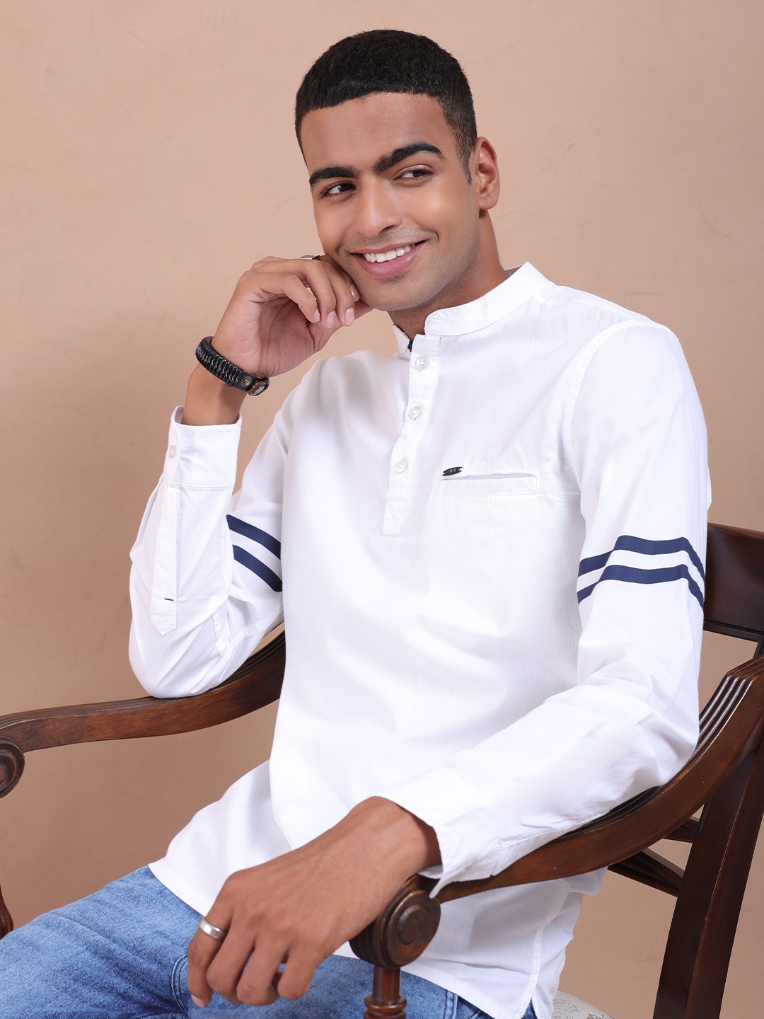 

The Indian Garage Co Men White Solid Kurta with stripe detail