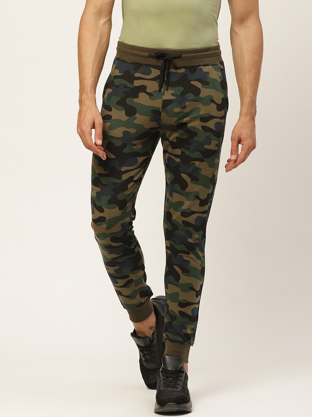 

VEIRDO Men Olive Green & Blue Camouflage Printed Pure Cotton Slim Fit Joggers