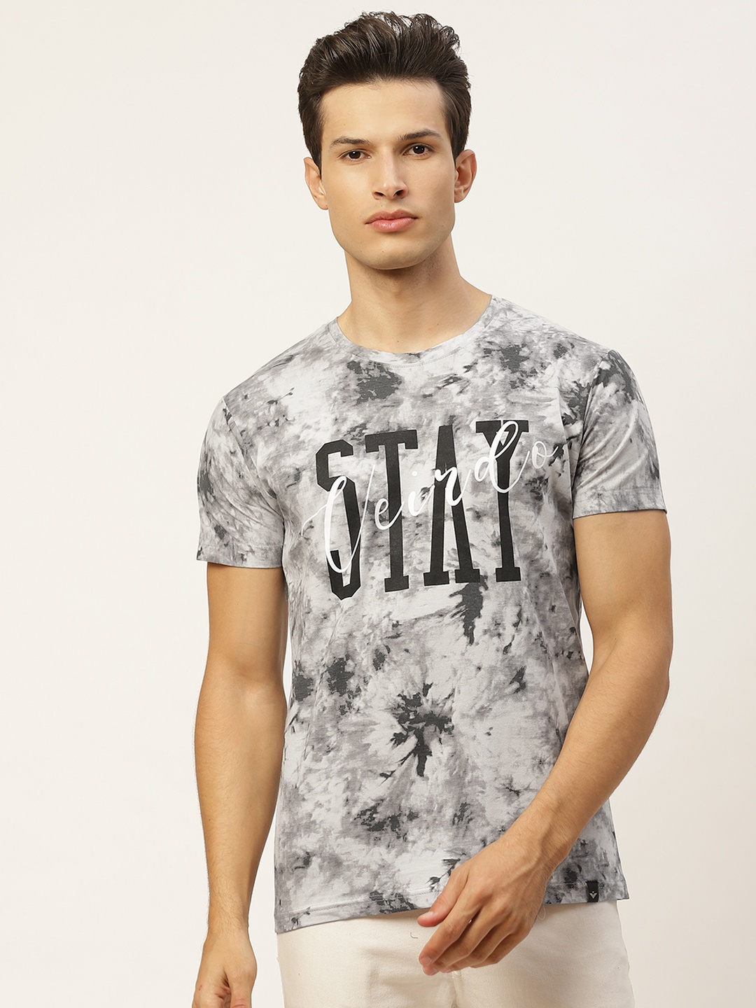 

VEIRDO Men Grey Pure Cotton Dyed Round Neck T-shirt