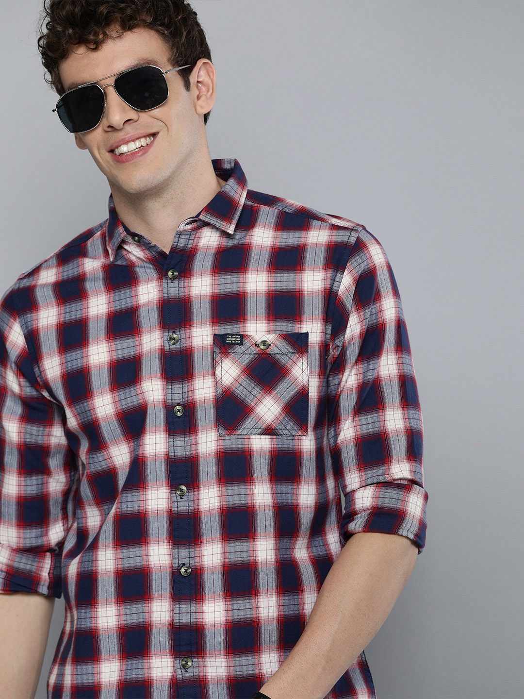 

The Indian Garage Co Men Navy Blue & White Slim Fit Checked Casual Shirt