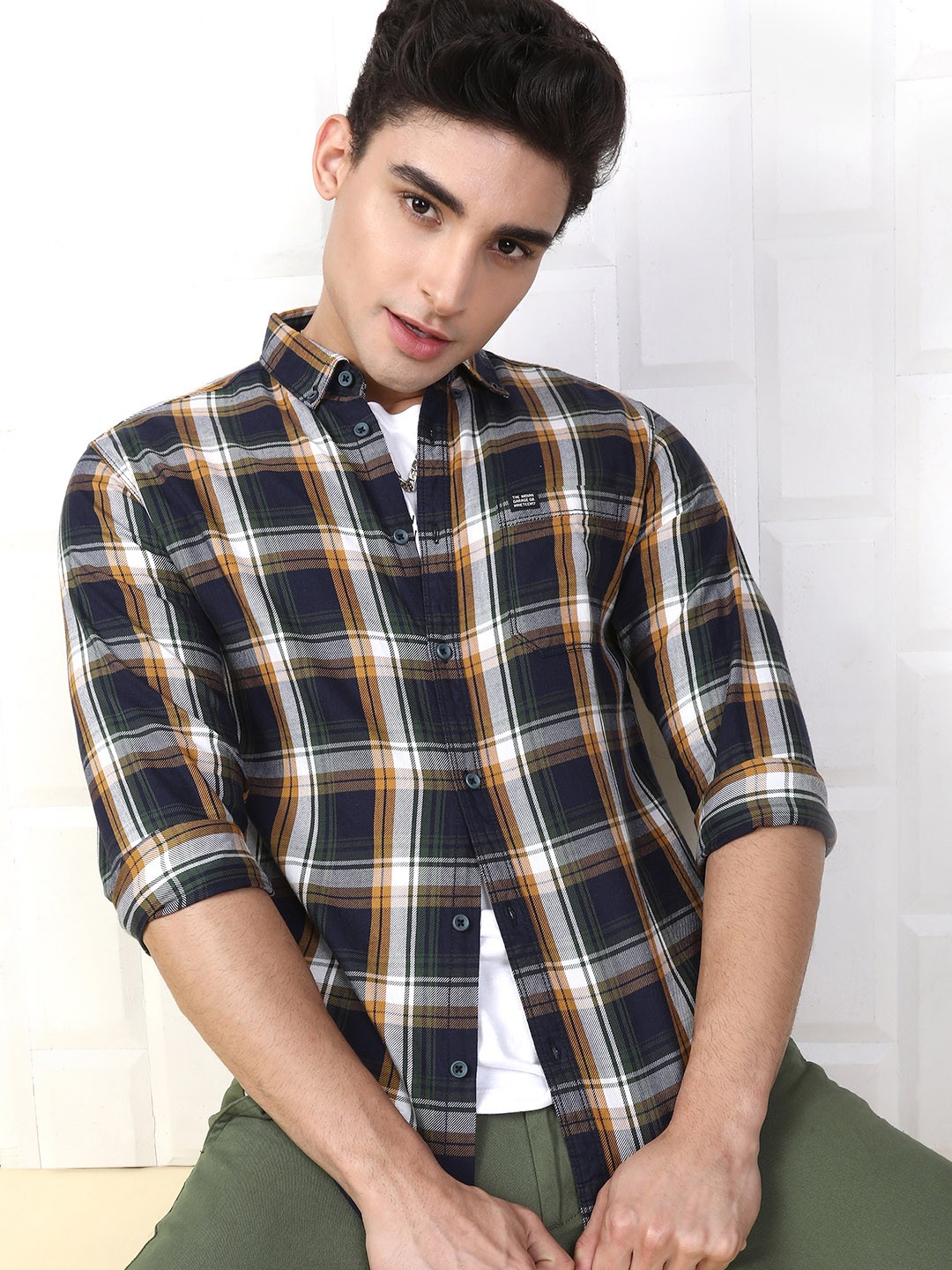 

The Indian Garage Co Men Navy Blue & White Slim Fit Checked Casual Shirt
