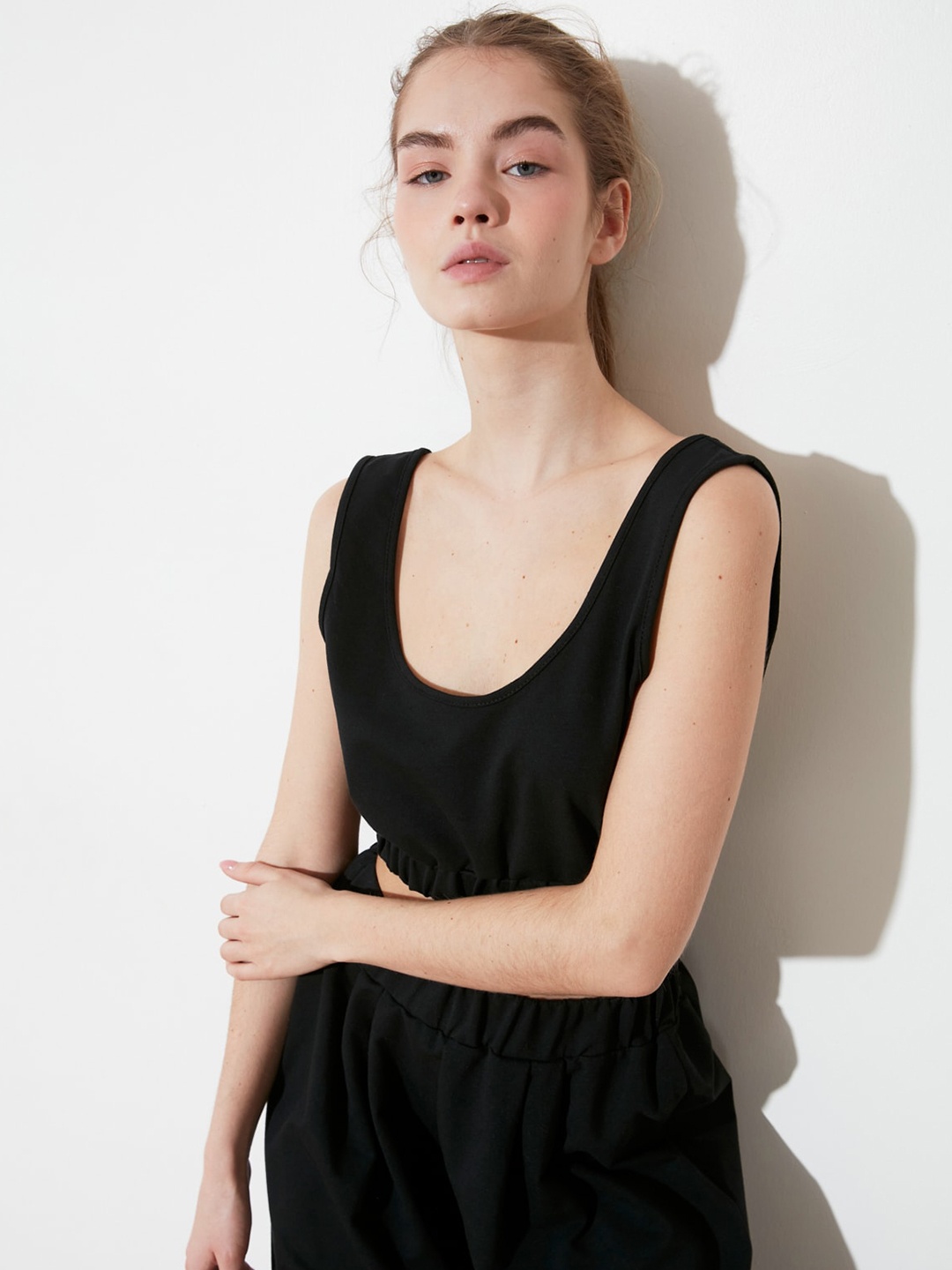 

Trendyol Black Low Cut Back Crop Cinched Waist Top