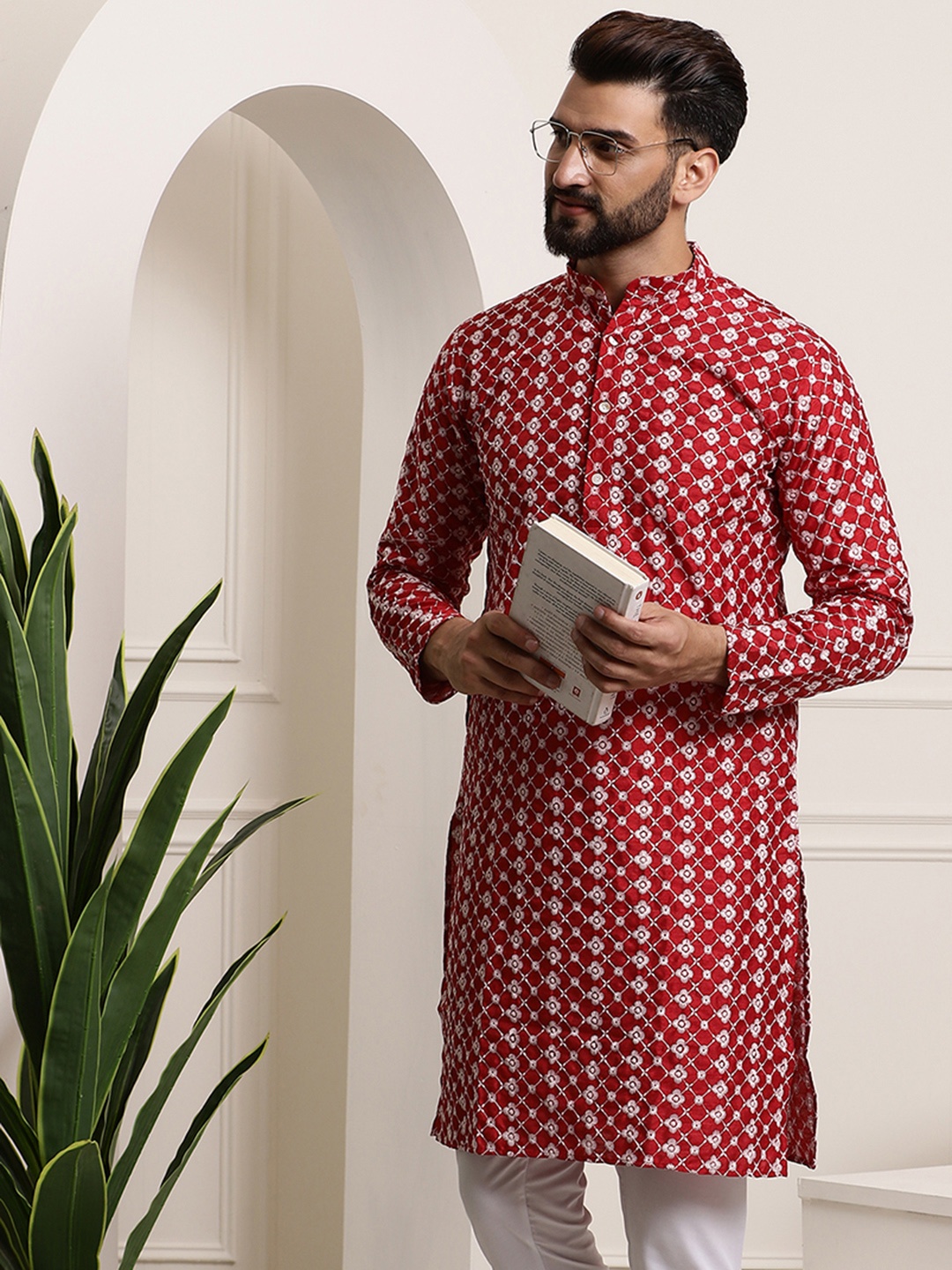 

SOJANYA Men Maroon & White Ethnic Motifs Embroidered Kurta