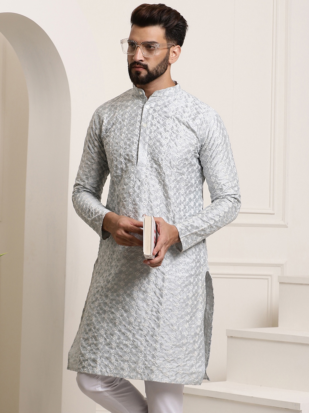 

SOJANYA Men Grey & White Geometric Embroidered Straight Kurta
