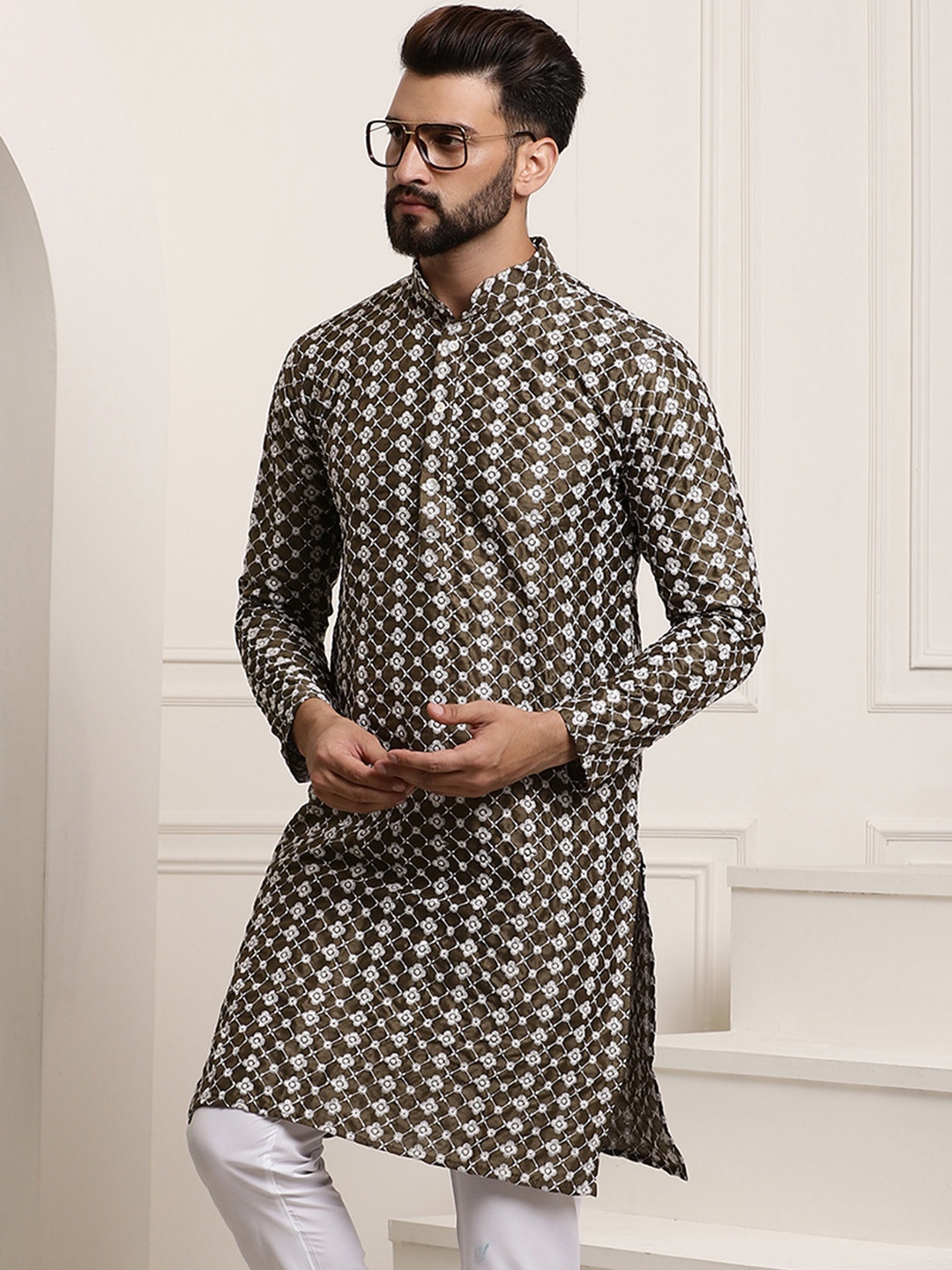 

SOJANYA Men Olive Green & White Ethnic Motifs Embroidered Straight Kurta