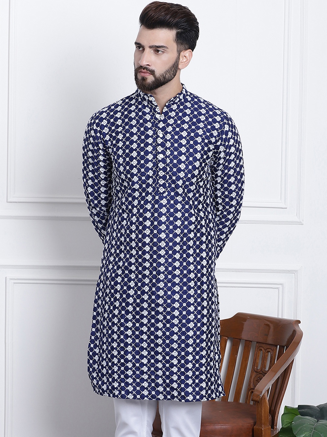 

SOJANYA Men Navy Blue & White Ethnic Motifs Embroidered Kurta