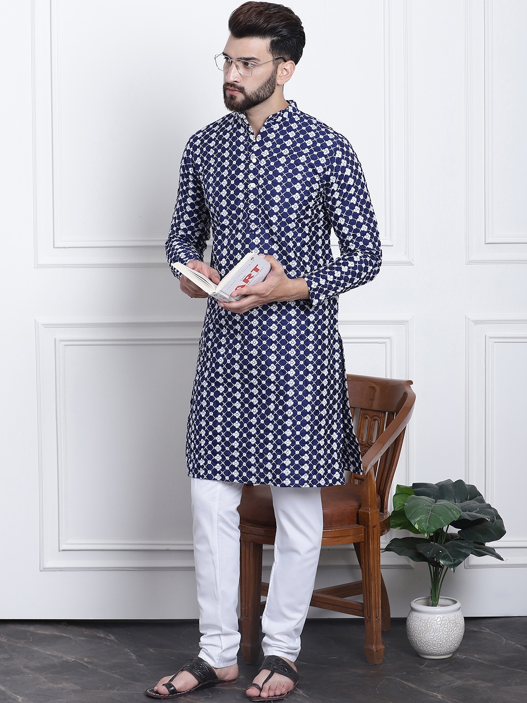 

SOJANYA Men Navy Blue & White Embroidered Kurta with Churidar