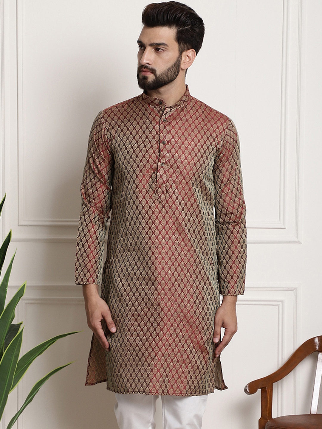 

SOJANYA Men Maroon & Golden Ethnic Motifs Jacquard Silk Kurta