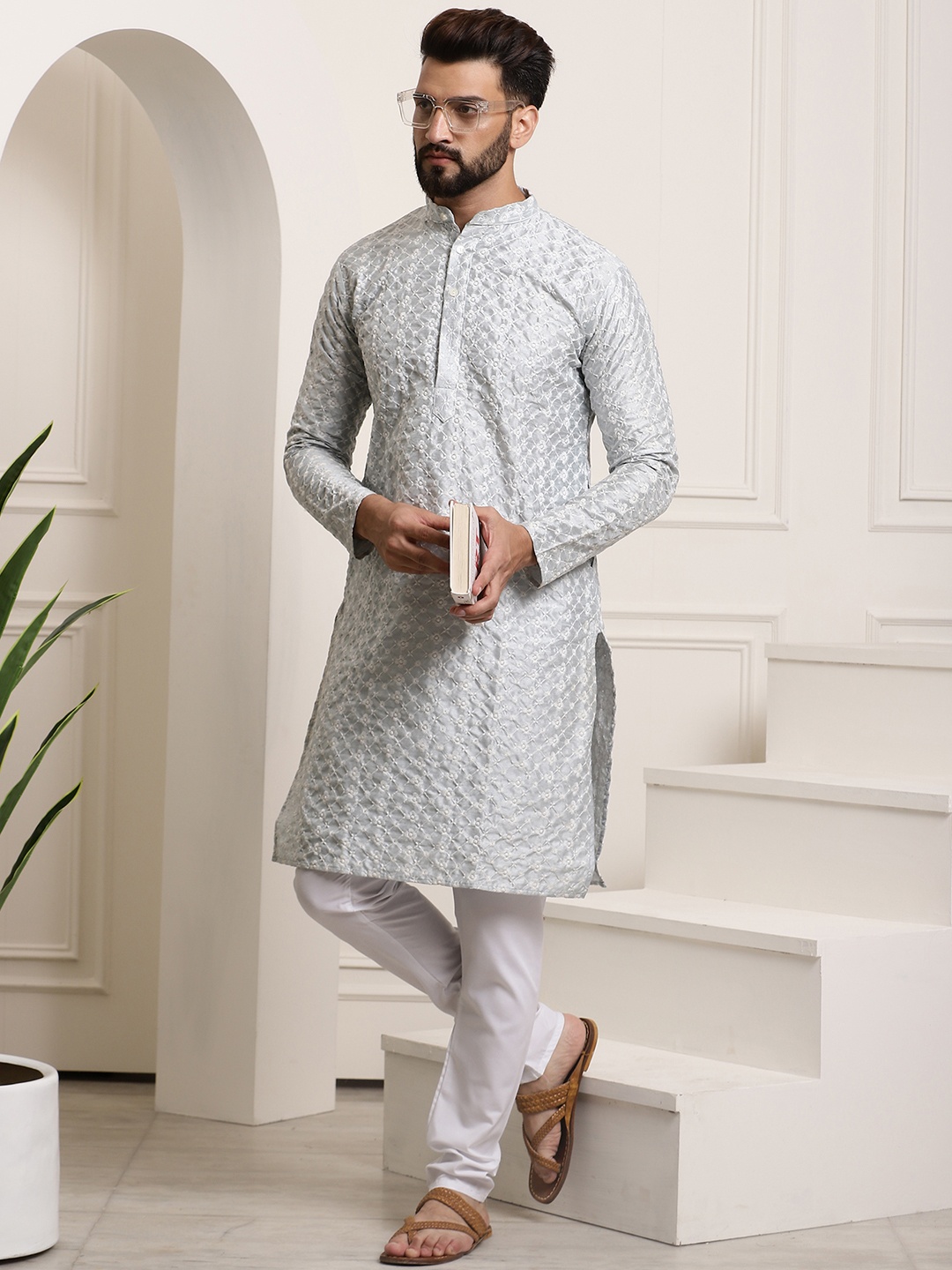 

SOJANYA Men Blue & White Embroidered Kurta with Churidar