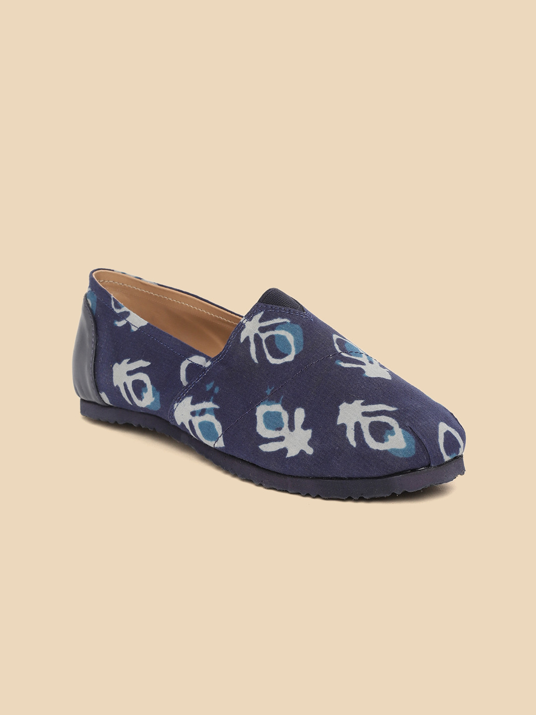 

Taavi Women Blue & White Ethnic Motif Print Handcrafted Slip-Ons