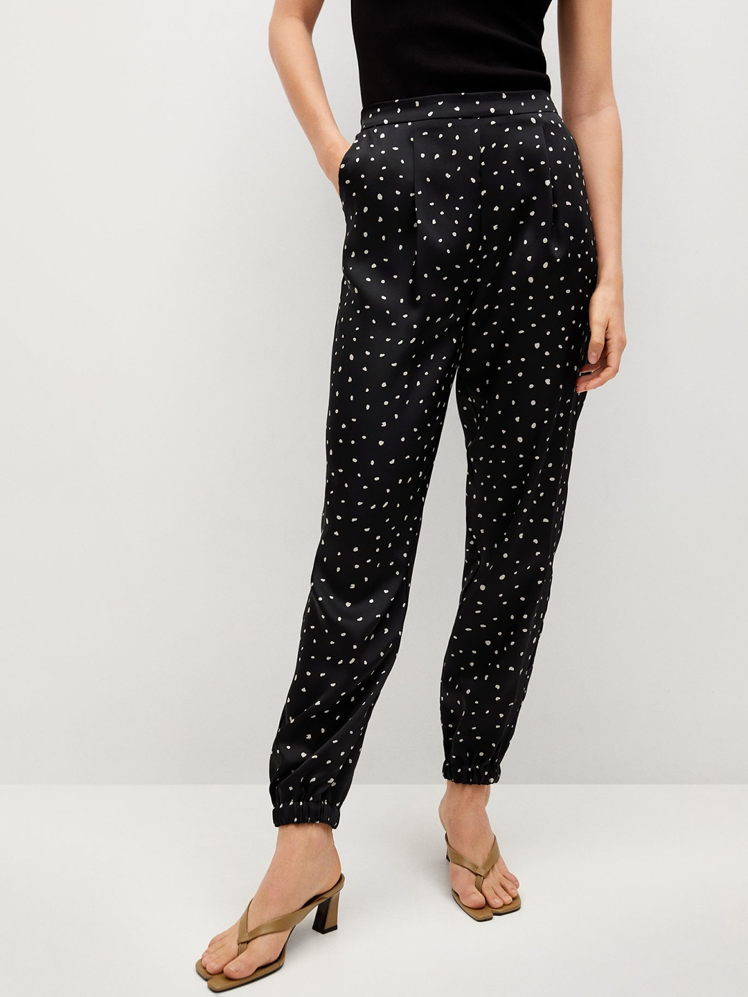 

MANGO Women Black & Off-White Regular Fit Printed Pleat Front Joggers