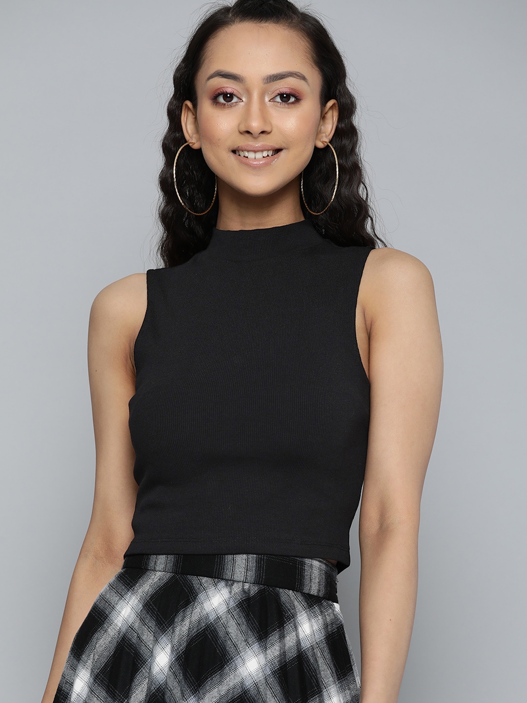 

VividArtsy Women Black Ribbed Fitted Crop Top