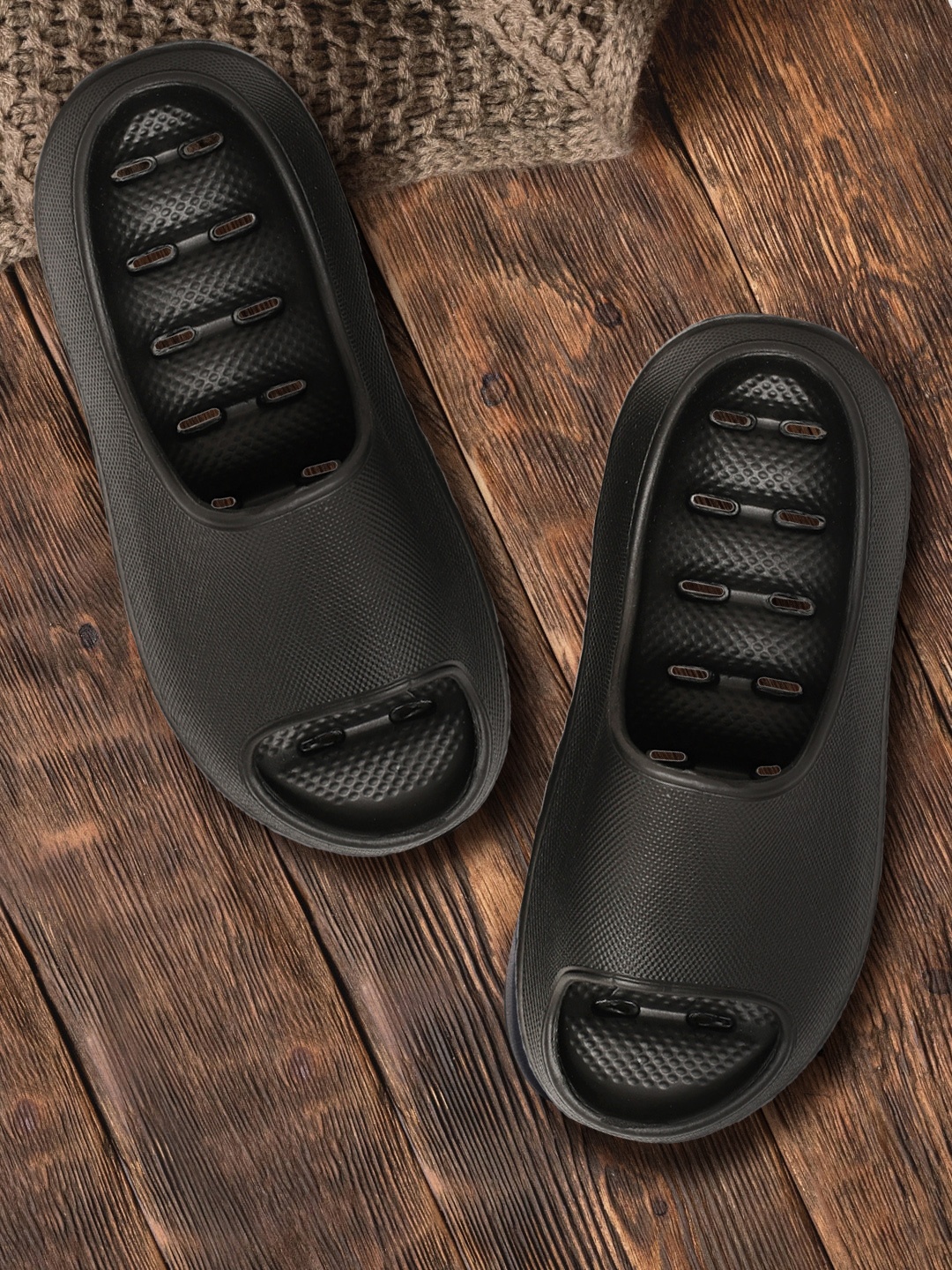 

Roadster Women Black Solid Sliders
